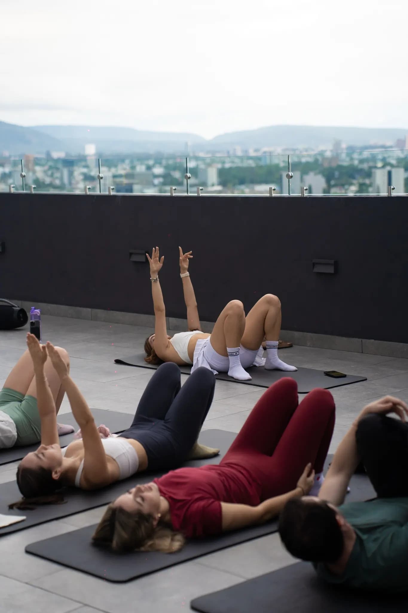 Clase grupal de Consistency en una azotea frente al mar